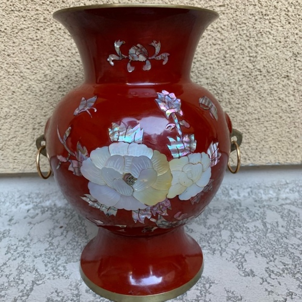 Vase with pearl design